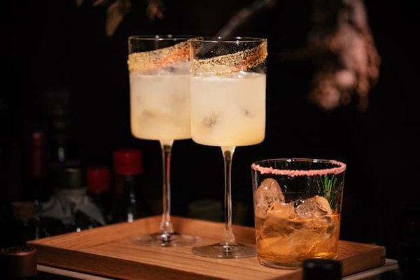 10 Idées Éblouissantes de Décoration pour Cocktail Qui Feront Pétiller Votre Soirée