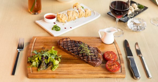 Les règles essentielles de savoir-vivre au restaurant pour un dîner sans faux pas